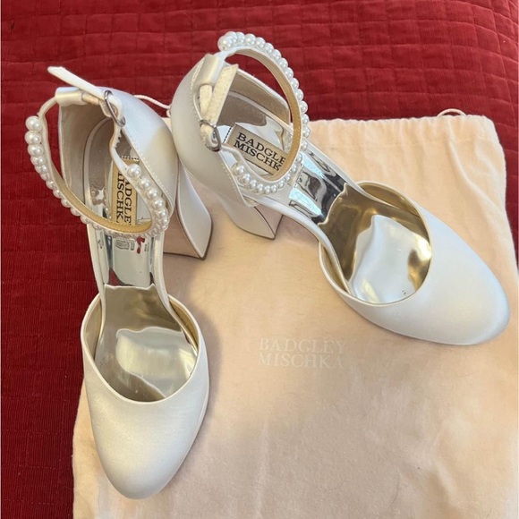 White Pearl Wedding Heels Badgley Mischka Platforms Size 9 - Picture 4 of 6